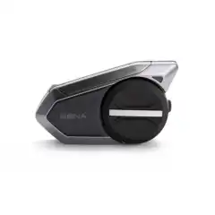 <strong data-end="68" data-is-only-node="" data-start="0">Sena 50S &ndash; Premium MC Intercom med Harman Kardon-lyd og Mesh 2.0</strong><br data-end="71" data-start="68" />
Sena 50S kombinerer <strong data-end="126" data-start="91">banebrytende Mesh 2.0-teknologi</strong>, <strong data-end="146" data-start="128">Bluetooth&reg; 5.0</strong> og <strong data-end="171" data-start="150">Harman Kardon-lyd</strong> for krystallklar kommunikasjon og musikk. Kommuniser med opptil <strong data-end="250" data-start="236">24 ryttere</strong> i Group Mesh eller et ubegrenset antall i Open Mesh &ndash; med rekkevidde opptil <strong data-end="335" data-start="327">8 km</strong>. Nyt stemmestyring, automatisk WiFi-oppdatering og opptil <strong data-end="415" data-start="394">13 timers taletid</strong>. Sena 50S gir deg <strong data-end="498" data-start="434">smart tilkobling, overlegen lyd og maksimal brukervennlighet</strong> &ndash; perfekt for deg som vil ha topp ytelse p&aring; hver tur.