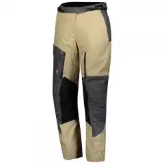 Scott Voyager Dryo Laminert MC Bukse Gr&aring;/Beige er en slitesterk touringbukse med vind- og vanntett DRYOsphere-membran. Utstyrt med D3O&reg;-beskyttere, avtakbart termof&ocirc;r og stretchpaneler for komfort og bevegelighet. Reflekselementer, ventilasjon og justerbar passform gj&oslash;r den ideell for kj&oslash;ring i all slags v&aelig;r.