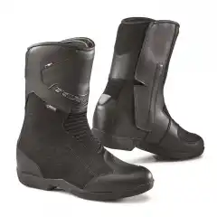 TCX Dame Tourer GTX er en vanntett touring MC-st&oslash;vel spesielt utviklet for kvinner, med Gore-Tex&reg; Performance Comfort-membran, dame-tilpasset passform og kombinasjon av slitesterkt fullnarvet l&aelig;r og Cordura&reg;. Med forsterkninger p&aring; t&aring;, ankel, h&aelig;l og skinneben, ergonomisk s&aring;lekonstruksjon og CE-sertifisering f&aring;r du en komfortabel og trygg Gore-Tex&reg; st&oslash;vel til hel&aring;rs bruk p&aring; tur og i hverdagen.