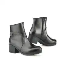 TCX X-Boulevard WP Dame er en vanntett, stilren MC-st&oslash;vel i sort premium fullnarvet skinn, spesialtilpasset damefot. Med T-Dry membran, forsterket h&aelig;l og t&aring;, slitesterk gummis&aring;le med godt grep, sideglidel&aring;s, justerbar spenne og 4,5 cm h&aelig;l f&aring;r du en komfortabel og classy st&oslash;vel som passer perfekt til pendling, bykj&oslash;ring og hverdagsbruk &ndash; CE-sertifisert for trygg kj&oslash;ring.