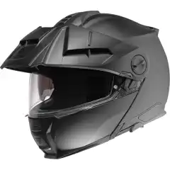 Schuberth E2 &ndash; avansert adventurehjelm med ECE 22.06 P/J-godkjenning, karbonforsterket glassfiberskall, justerbar topp, premium ventilasjon og integrerte HD-h&oslash;yttalere for intercom.