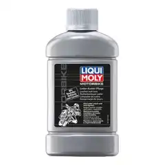 <strong data-end="35" data-is-only-node="" data-start="0">LIQUI MOLY MC Skinn Kombi Pleie</strong> er en pleieemulsjon for glattskinn som gir et silkemykt, beskyttende lag med impregnerende effekt. Holder skinnet smidig, beskytter mot smuss og slitasje, motvirker falming og hindrer at skinn blir t&oslash;rt og spr&oslash;tt &ndash; perfekt til MC-seter, sadelvesker og skinnkl&aelig;r.