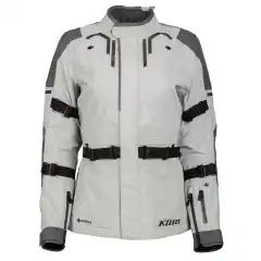 Klim Altitude MC Jakke Dame &ndash; vanntett og pustende GORE-TEX&reg; touringjakke designet for kvinner. Komfortabel, sikker og fleksibel med D3O&reg; beskyttelse, stretchpaneler og elegant passform for lange eventyr p&aring; to hjul.