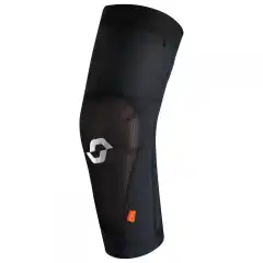 Scott Grenade Evo Softcon Albuebeskytter gir maksimal komfort og p&aring;litelig beskyttelse med ergonomisk, fleksibel D3O&reg;-teknologi. Pustende neopren og stretch-mesh gir god ventilasjon, mens justerbare stropper sikrer perfekt passform. Slitesterkt frontpanel og sidepolstring gir ekstra trygghet. Level 1-sertifisert for sikkerhet uten &aring; g&aring; p&aring; bekostning av bevegelighet.