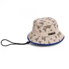 Yamaha 25 Adv T&eacute;n&eacute;r&eacute; Bucket Sol Hatt er en vendbar, unisex b&oslash;ttehatt i 100 % bomull med b&aring;de verdenskart-print og bl&aring; T&eacute;n&eacute;r&eacute;-/Yamaha-side. Med avtakbar og justerbar trekksnor gir den komfortabel solbeskyttelse og sikker passform &ndash; perfekt for sommerens Yamaha- og adventureeventyr.