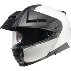 Schuberth E2 &ndash; avansert adventurehjelm med ECE 22.06 P/J-godkjenning, karbonforsterket glassfiberskall, justerbar topp, premium ventilasjon og integrerte HD-h&oslash;yttalere for intercom.