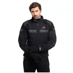 <p data-end="647" data-start="0"><strong data-end="73" data-start="0">Rukka Armatour-R MC Jakke Sort/Sort &ndash; premium touring i all slags v&aelig;r</strong><br data-end="76" data-start="73" />
Slitesterk touringjakke i <strong data-end="141" data-start="102">A.W.S. PRO 3-lags laminert polyamid</strong> &ndash; <strong data-end="178" data-start="144">vanntett, vindtett og pustende</strong>. Forsterket med <strong data-end="213" data-start="195">Rukka ArmaTech</strong> og <strong data-end="234" data-start="217">CORDURA&reg; 500D</strong> p&aring; utsatte soner, samt <strong data-end="280" data-start="258">Rukka D3O&reg; Air XTR</strong> beskyttere <strong data-end="305" data-start="292">(Level 2)</strong> p&aring; skuldre/albuer og <strong data-end="354" data-start="327">ryggbeskytter (Level 1)</strong>. Komfortdetaljer som <strong data-end="396" data-start="376">myk neoprenkrage</strong>, ventilasjon p&aring; <strong data-end="446" data-start="413">skuldre, ermer, rygg og sider</strong>, og bred <strong data-end="472" data-start="456">justerbarhet</strong> i ermer/kant. Praktisk <strong data-end="512" data-start="496">skrittstropp</strong> og <strong data-end="541" data-start="516">lang koblingsglidel&aring;s</strong> til bukse, samt <strong data-end="586" data-start="558">to vanntette ytterlommer</strong> og <strong data-end="618" data-start="590">to vanntette innerlommer</strong> (inkl. mobiltelefonlomme).<br />
<strong data-end="666" data-start="649">Kort fortalt:</strong> Maks beskyttelse, maksimal komfort og ren, tidl&oslash;s <strong data-end="730" data-is-only-node="" data-start="717">sort/sort</strong> stil for lange turer.</p>
