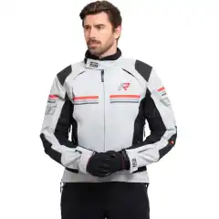 <p data-end="384" data-start="0"><strong data-end="87" data-start="0">Rukka Armatour-R MC Jakke Gr&aring;/Sort &ndash; Premium Touringkomfort og Maksimal Beskyttelse</strong><br data-end="90" data-start="87" />
Rukka Armatour-R er en avansert <strong data-end="138" data-start="122">touringjakke</strong> designet for f&oslash;rere som krever topp komfort, slitestyrke og sikkerhet under alle kj&oslash;reforhold. Jakken er laget i <strong data-end="302" data-start="252">A.W.S. PRO Motorsport 3-lags laminert polyamid</strong>, som er <strong data-end="348" data-start="311">100 % pustende, vind- og vanntett</strong> for p&aring;litelig allv&aelig;rsbeskyttelse. Forsterket med <strong data-end="419" data-start="401">Rukka ArmaTech</strong> og <strong data-end="440" data-start="423">CORDURA&reg; 500D</strong> p&aring; skuldre og albuer, kombinert med <strong data-end="519" data-start="477">Rukka D3O&reg; Air XTR beskyttere (niv&aring; 2)</strong> p&aring; skuldre/albuer og <strong data-end="567" data-start="541">ryggbeskytter (niv&aring; 1)</strong>. Justerbar passform med <strong data-end="621" data-start="592">borrel&aring;s p&aring; ermer og kant</strong>, <strong data-end="649" data-start="623">trykknapper p&aring; overarm</strong>, og <strong data-end="688" data-start="654">skrittstropp med lang glidel&aring;s</strong> for buksetilkobling. Flere <strong data-end="743" data-start="719">ventilasjons&aring;pninger</strong> p&aring; skuldre, ermer, rygg og sider gir optimal luftstr&oslash;m, mens <strong data-end="825" data-start="805">vanntette lommer</strong> &ndash; b&aring;de utvendig og innvendig &ndash; s&oslash;rger for praktisk oppbevaring.</p>
