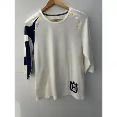 <strong data-end="62" data-is-only-node="" data-start="0">Husqvarna Dame Inventor 3/4 Genser &ndash; Stil og komfort i ett</strong><br data-end="65" data-start="62" />
Elegant damegenser med <strong data-end="101" data-start="88">3/4-ermer</strong> og <strong data-end="118" data-start="105">rund hals</strong>, laget i mykt og pustende materiale. Perfekt til hverdagsbruk med et sporty og tidl&oslash;st Husqvarna-design.