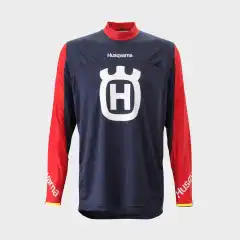 <strong data-end="55" data-is-only-node="" data-start="0">Husqvarna ORIGIN SHIRT &ndash; Lett og pustende MX-genser</strong><br data-end="58" data-start="55" />
Husqvarna ORIGIN SHIRT er en lett og fleksibel kj&oslash;reskjorte designet for bruk over rustning. Med mesh-paneler for ventilasjon, teipede ermer og skumpolstring p&aring; albuene gir den optimal komfort, bevegelsesfrihet og beskyttelse under motocross og endurokj&oslash;ring.