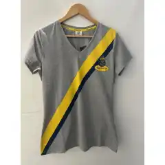 <strong data-end="42" data-is-only-node="" data-start="0">Husqvarna Dame Retro Stripes T-skjorte</strong><br data-end="45" data-start="42" />
Stilren og komfortabel t-skjorte med <strong data-end="118" data-start="82">v-hals og klassiske retrostriper</strong>. Laget i <strong data-end="152" data-start="128">myk, pustende bomull</strong> med ikonisk <strong data-end="183" data-start="165">Husqvarna-logo</strong> &ndash; perfekt for hverdagsbruk eller avslappede MC-turer.