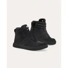 REV'IT! Kick er stilrene MC-sko med skate-inspirert design, laget for deg som vil ha urban look uten &aring; ofre sikkerheten. Med oljebehandlet og vokset semsket skinn, SEESOFT&trade; ankelbeskyttelse, forsterket h&aelig;l og t&aring;, biobasert gummis&aring;le med godt grep og OrthoLite&reg; X40-inners&aring;le, f&aring;r du komfort, beskyttelse og streetwear-stil i &eacute;n og samme sko.