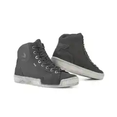 Eleveit ANTIBES WP er vanntette, CE-sertifiserte motorsykkelsko med urban sneakers-look, E-Dry membran og vannavvisende overdel som holder f&oslash;ttene t&oslash;rre og komfortable hele &aring;ret. Med forsterket t&aring;, h&aelig;l og ankel, ekstra girpedal-beskyttelse og en innovativ s&aring;le som gir naturlig rullebevegelse, f&aring;r du trygg, slitesterk og stilig fott&oslash;y b&aring;de p&aring; og av sykkelen &ndash; ogs&aring; i regnv&aelig;r.