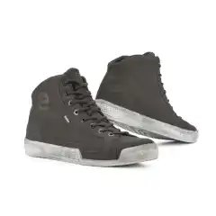 Eleveit ANTIBES WP er vanntette, CE-sertifiserte motorsykkelsko med urban sneakers-look, E-Dry membran og forsterket t&aring;, h&aelig;l og ankel for trygg og komfortabel hel&aring;rsbruk. Den innovative s&aring;len gir naturlig rullebevegelse og god g&aring;komfort, slik at du kan bruke dem b&aring;de p&aring; og av sykkelen &ndash; ogs&aring; n&aring;r det regner.