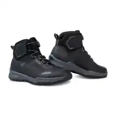 Eleveit DISCOVER WP er en teknisk, vanntett og ultralett motorsykkelsko med E-Dry membran og slitesterkt MiniRipstop-materiale som holder f&oslash;ttene t&oslash;rre og komfortable &aring;ret rundt. Med CE-sertifisert beskyttelse i h&aelig;l, ankel og t&aring;, Fitgo-lukkesystem for perfekt passform og Extreme Light-s&aring;le med EVA-melloms&aring;le og grovm&oslash;nstret gummi, f&aring;r du maksimal komfort, grep og sikkerhet p&aring; alle MC-eventyr.