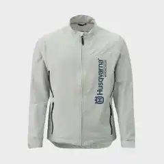 <p data-end="118" data-start="62"><strong data-end="118" data-start="66">Husqvarna Railed Jacket &ndash; Lett, varm og vindtett</strong><br />
<strong data-end="146" data-start="119">Husqvarna Railed Jacket</strong> er en teknisk <strong data-end="178" data-start="161">offroad-jakke</strong> for aktive f&oslash;rere som trenger <strong data-end="240" data-start="209">beskyttelse mot vind og v&aelig;r</strong> uten &aring; ofre komfort. Den er <strong data-end="304" data-start="269">lett, vindtett og vannavvisende</strong>, med <strong data-end="328" data-start="310">mykt fleecef&ocirc;r</strong> som holder deg varm uten &aring; bli klam.<br />
Med <strong data-end="399" data-start="373">ventilasjonsglidel&aring;ser</strong>, <strong data-end="422" data-start="401">elastiske paneler</strong> og <strong data-end="448" data-start="426">justerbar passform</strong> f&aring;r du god bevegelsesfrihet og temperaturkontroll. <strong data-end="519" data-start="500">Refleksdetaljer</strong>, <strong data-end="541" data-start="521">praktiske lommer</strong> og <strong data-end="563" data-start="545">YKK-glidel&aring;ser</strong> sikrer funksjon og slitestyrke.<br />
Perfekt for <strong data-end="645" data-start="611">offroad og mellomsesongkj&oslash;ring</strong>.</p>
