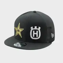 Sporty og teknisk caps med pustende materiale, flat brem og justerbar snapback. Preget Husqvarna og Rockstar-logo &ndash; perfekt til b&aring;de kj&oslash;ring og fritid.