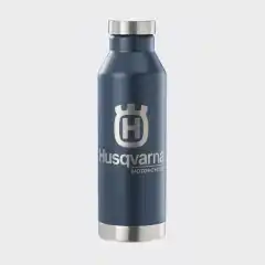 <p data-end="133" data-start="62"><strong data-end="131" data-start="66">Husqvarna V6 Thermo Bottle &ndash; Stilren termos for MC og hverdag</strong><br />
<strong data-end="164" data-start="134">Husqvarna V6 Thermo Bottle</strong> er en <strong data-end="213" data-start="171">dobbeltisolert flaske i rustfritt st&aring;l</strong> som holder drikken varm eller kald i timevis. Perfekt for <strong data-end="305" data-start="272">kj&oslash;returer, turer og verksted</strong>.<br />
Med <strong data-end="334" data-start="314">750 ml kapasitet</strong>, <strong data-end="348" data-start="336">skrulokk</strong>, og <strong data-end="398" data-start="353">matt overflate med gravert Husqvarna-logo</strong>, kombinerer den funksjon og stil &ndash; like praktisk i <strong data-end="475" data-start="450">garasjen som p&aring; veien</strong>.</p>
