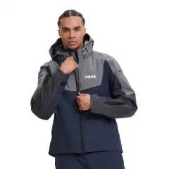 Yamaha Sklampr laminert MC-jakke er en vanntett og pustende urban kj&oslash;rejakke, perfekt for hel&aring;rspendling p&aring; MC og scooter. Med CE AA-godkjenning, Fanom&reg; niv&aring; 2 skulder- og albuebeskyttere, avtakbart termof&ocirc;r, ventilasjonsglidel&aring;ser, avtakbar hette og flere praktiske lommer kombinerer den h&oslash;y sikkerhet, komfort og funksjonalitet i all slags v&aelig;r.