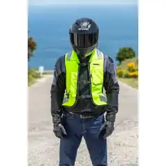 <strong data-end="50" data-is-only-node="" data-start="0">Helite Turtle 2 Manuell Airbagvest &ndash; Hi-Vis 🦺</strong><br data-end="53" data-start="50" />
Neste generasjon av Helites bestselgende airbagvest, med <strong data-end="130" data-start="110">Turtle-teknologi</strong> for maksimal st&oslash;tbeskyttelse. Den <strong data-end="187" data-start="165">manuelle utl&oslash;seren</strong> gir p&aring;litelig aktivering uten batteri eller abonnement, og vesten kan brukes over alle MC-jakker. <strong data-end="326" data-start="288">CE-godkjent EN1621/2 ryggbeskytter</strong>, <strong data-end="345" data-start="328">neopren-krage</strong> for &oslash;kt komfort, og <strong data-end="385" data-start="366">refleksdetaljer</strong> for h&oslash;y synlighet. Etter utl&oslash;sning byttes kun CO₂-patronen, s&aring; vesten er klar til bruk igjen.<br data-end="482" data-start="479" />
<strong data-end="508" data-start="482">Helite Turtle 2 Hi-Vis</strong> &ndash; avansert sikkerhet, h&oslash;y komfort og synlighet p&aring; veien. <em data-end="641" data-is-last-node="" data-start="566">(Obs: LL og XLL er bredere varianter av L og XL.)</em>