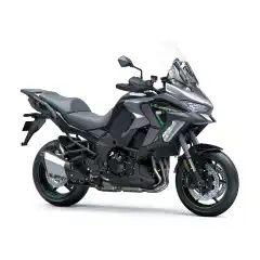 Versys 1100 SE 2025 forener langdistansekomfort og presis kontroll i en moderne sport-tourer. Den nye 1 099 cc rekkefireren, semi-aktiv KECS-fj&aelig;ring og oppdatert KQS quickshifter gir en raffinert og kraftfull kj&oslash;reopplevelse &ndash; klar for &laquo;Destination Everywhere&raquo;.