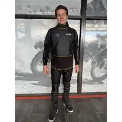 Artech Vind Tett Longs/Bukse &ndash; vindtett bukse med pustende bakside for varme og komfort under MC-, sn&oslash;scooter- og friluftskj&oslash;ring. Litt sm&aring; i st&oslash;rrelsen &ndash; g&aring; gjerne opp &eacute;n st&oslash;rrelse.