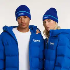 <p data-end="362" data-start="0"><strong data-end="76" data-start="0">Yamaha Paddock Blue Team Beanie &ndash; klassisk Yamaha-lue for kalde dager 🏁</strong><br data-end="79" data-start="76" />
Hold deg varm med stil i <strong data-end="139" data-start="104">Yamaha Paddock Blue Team Beanie</strong>, en <strong data-end="158" data-is-only-node="" data-start="144">unisex-lue</strong> i 100 % myk bomull med ikonisk <strong data-end="214" data-start="190">Yamaha Racing-design</strong>. Den <strong data-end="239" data-start="220">m&oslash;rkebl&aring; fargen</strong> og <strong data-end="265" data-start="243">logolappen i front</strong> gir et sporty og eksklusivt uttrykk, mens det solide strikket gir komfort og perfekt passform. 100 % bomull &ndash; myk, varm og pustende. Klassisk Yamaha Racing-design. Logolapp i front. Unisex &ndash; &eacute;n st&oslash;rrelse passer alle. Perfekt for Yamaha-fans som vil kombinere <strong data-end="599" data-start="561">komfort, varme og ekte racing-stil</strong> i hverdagen.</p>
