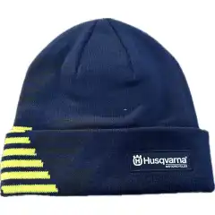 Husqvarna Team Beanie er en eksklusiv New Era&reg;-lue i navy og gult, laget i 100 % akryl for varme og komfort. En stilig unisex lue fra Husqvarnas Team Collection &ndash; perfekt for hverdagsbruk og ekte motorsportstil.
