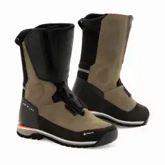 REV&rsquo;IT! Discovery GTX er en vanntett og pustende adventure MC-st&oslash;vel med GORE-TEX, BOA&reg; Fit System og Vibram&reg; Apex-s&aring;le. Med avansert beskyttelse i ankel, h&aelig;l, t&aring; og legg, OrthoLite&reg;-inners&aring;le og h&oslash;y komfort b&aring;de p&aring; og av sykkelen, er dette en perfekt st&oslash;vel for deg som kj&oslash;rer langt, ofte og p&aring; varierte underlag.