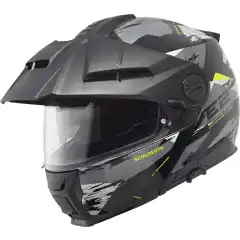Schuberth E2 er en premium adventurehjelm som kombinerer komforten fra C-serien med robustheten til en offroadhjelm. Den er ECE 22.06- og P/J-godkjent, aerodynamisk optimalisert i vindtunnel og har avansert ventilasjon med utskiftbart st&oslash;vfilter. Med tilpasningsbart interi&oslash;r (Individual Program), carbonforsterket skall og ferdig integrerte h&oslash;yttalere og antenner for SC2/SC EDGE, er E2 en topp moderne hjelm for b&aring;de vei og terreng.