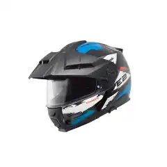 Schuberth E2 er en premium adventurehjelm som kombinerer komforten fra C-serien med robustheten til en offroadhjelm. Den er ECE 22.06- og P/J-godkjent, aerodynamisk optimalisert i vindtunnel og har avansert ventilasjon med utskiftbart st&oslash;vfilter. Med tilpasningsbart interi&oslash;r (Individual Program), carbonforsterket skall og ferdig integrerte h&oslash;yttalere og antenner for SC2/SC EDGE, er E2 en topp moderne hjelm for b&aring;de vei og terreng.