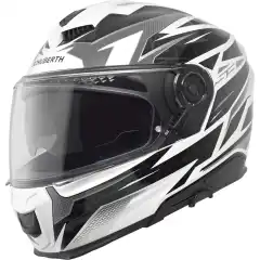 Schuberth S3 er en avansert sport-touring hjelm med ECE 22.06-godkjenning, optimal aerodynamikk og markedets laveste st&oslash;yniv&aring; i sin klasse. Med DFP-glassfiberskall forsterket med karbon, integrert solvisir, Pinlock 120 og forbedret ventilasjon gir den maksimal sikkerhet og komfort p&aring; lange turer. Forberedt for SC2/SC EDGE kommunikasjonssystemer med ferdig monterte h&oslash;yttalere og antenner. En premium helhjelm for f&oslash;rere som krever topp ytelse &ndash; uansett vei og v&aelig;r.