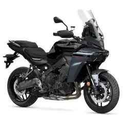 Med Yamahas ber&oslash;mte Deltabox-chassis og den nesten legendariske CP3-motoren som kraftverk, er det ingen overraskelse at TRACER 9 fortsetter &aring; redefinere sport touring-klassen. Med Yamahas DNA i alle deler er TRACER 9 en sportssykkel n&aring;r du vil, samtidig som den er like egnet for turer med passasjer og bagasje. Fullt justerbar fj&aelig;ring, valgbare kj&oslash;remoduser og med Yamaha automatisert manuell girkasse (Y-AMT) leverer TRACER 9 et nytt niv&aring; av tilpasningsevne og spenning til mellomvektssektoren. 