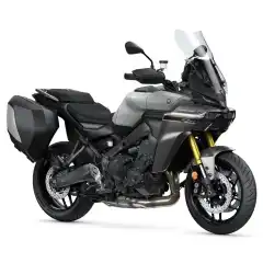 Med Yamahas ber&oslash;mte chassis i Deltabox-stil og CP3-motoren som kraftverk, er det ingen overraskelse at TRACER 9 GT fortsetter &aring; redefinere sport touring-klassen. Med Yamahas DNA i alle deler er TRACER 9 GT en sportssykkel n&aring;r du vil, samtidig som den er like egnet for turer med passasjer og bagasje. Semiaktiv elektronisk fj&aelig;ring tilpasser seg omstendigheter og kj&oslash;repreferanser, mens annen intelligent teknologi inkluderer et enhetlig bremsesystem med bakkestartkontroll og, som en verdensnyhet, en ny Matrix LED-hovedlykt som automatisk justerer lysstr&aring;len for &aring; gi maksimal sikt til enhver tid. 