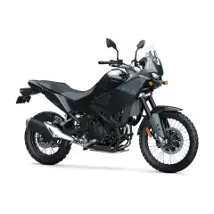 <p data-end="640" data-start="320"><strong data-end="340" data-start="320">Kawasaki KLE 500</strong> er en allsidig adventure-motorsykkel som kombinerer moderne design med lettkj&oslash;rt ytelse og gode terrengegenskaper. Med <strong data-end="490" data-start="460">451 cc parallelltwin-motor</strong>, lang fj&aelig;ringsvei, <strong data-end="540" data-start="510">21&rdquo; forhjul og 17&rdquo; bakhjul</strong> og oppreist kj&oslash;restilling leverer den en balansert og trygg kj&oslash;reopplevelse p&aring; b&aring;de asfalt og grus.</p>

