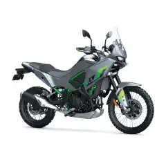 <p data-end="640" data-start="320"><strong data-end="350" data-start="327">Kawasaki KLE 500 SE</strong> er en premium adventure-motorsykkel med rally-inspirert design, velutstyrt touring-komfort og terrengfordeler som standard. Med <strong data-end="509" data-start="479">451 cc parallelltwin-motor</strong>, <strong data-end="536" data-start="511">tall 4,3&rdquo; TFT-display</strong>, justerbar vindskjerm, robuste h&aring;ndbeskyttere og ekstra motorbeskyttelse gir den deg en komfortabel, kapabel og allsidig kj&oslash;reopplevelse &ndash; enten du skal ut p&aring; landeveien eller variert grus og sti.</p>
