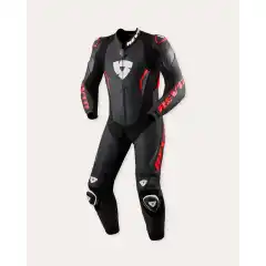 <strong data-end="136" data-start="107">REV&rsquo;IT! Argon 3 One Piece</strong> er en race-inspirert helskinnsdress med CE AAA-klassifisering, utviklet for sport- og banekj&oslash;ring. Med aerodynamisk design, avansert ventilasjon, fleksible BETAC&reg;-beskyttere og airbag-ready passform gir den h&oslash;y sikkerhet, komfort og ytelse &ndash; til en tilgjengelig pris.