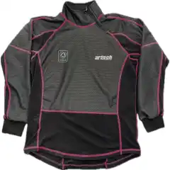 Artech Vind Tett Genser Dame &ndash; vindtett tr&oslash;ye med pustende rygg, perfekt som mellomlag for MC, sn&oslash;scooter og friluft. Litt sm&aring; i st&oslash;rrelsen &ndash; g&aring; gjerne opp &eacute;n st&oslash;rrelse.