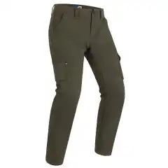 <strong data-end="27" data-is-only-node="" data-start="0">PMJ Aviator Cargo Army Gr&oslash;nn</strong> er en slitesterk MC-cargobukse med <strong data-end="116" data-start="63">Ultracor&reg; Cotton Cordura&reg; Single Layer Technology</strong> som gir h&oslash;y sikkerhet og komfort som en vanlig bukse. CE-sertifisert i klasse AA og levert med justerbare knebeskyttere og uttagbare hoftebeskyttere. Praktiske sidelommer og <strong data-end="307" data-start="291">straight fit</strong> passform.