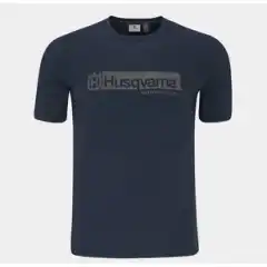 <strong data-end="35" data-is-only-node="" data-start="0">Husqvarna Origin T-skjorte Navy</strong> er en komfortabel og tidl&oslash;s herre t-skjorte fra Husqvarna Lifestyle Collection. Laget i slitesterk og myk kvalitet (<strong data-end="184" data-start="152">50 % bomull / 50 % polyester</strong>) &ndash; perfekt til hverdagsbruk og fritid.