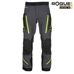 Klim Badlands Pro MC bukse er en toppmodell for adventurekj&oslash;ring, designet for maksimal beskyttelse og komfort p&aring; lange turer. Med GORE-TEX 3-lags konstruksjon holder du deg t&oslash;rr i all slags v&aelig;r, mens Rogue&trade; EXP CE Level 2 beskyttere gir f&oslash;rsteklasses sikkerhet. Slitesterke materialer og gode ventilasjonsmuligheter gj&oslash;r den perfekt for krevende forhold.