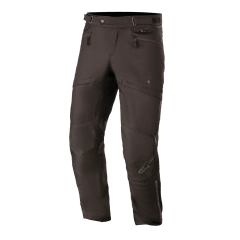 Alpinestars AST-1 v2 Drystar er en komfortabel og allsidig MC-bukse med vanntett og pustende Drystar&reg;-membran, utviklet for kj&oslash;ring i all slags v&aelig;r. Den ergonomiske passformen, ventilasjons&aring;pningene og de forh&aring;ndsformede bena gir h&oslash;y komfort p&aring; b&aring;de korte og lange turer. Med Nucleon Flex Plus knebeskyttere og CE Klasse A-sertifisering f&aring;r du en sikker og praktisk touringbukse for hel&aring;rsbruk. 🏍️🌧️🛡️