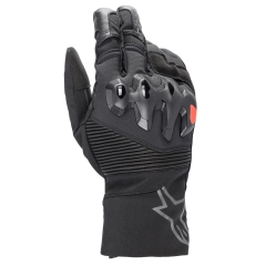 Alpinestars Bogota Drystar XF er en varm, vanntett og komfortabel touringhanske utviklet for kj&oslash;ring i kj&oslash;lige og v&aring;te v&aelig;rforhold. Med pustende Drystar XF&reg;-membran, PrimaLoft&reg;-isolasjon og sertifisert knokebeskyttelse holder hansken hendene t&oslash;rre, varme og godt beskyttet. Touchscreen-kompatible fingertupper og fleksibel passform gir h&oslash;y komfort og god kontroll p&aring; b&aring;de korte og lange turer. 🏍️🌧️🛡️