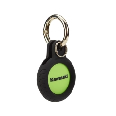 Kawasaki AirTag N&oslash;kkelring er en praktisk og stilfull n&oslash;kkelring formet som et dekk, perfekt for &aring; holde styr p&aring; n&oslash;kler og andre verdisaker. Den avtakbare brikken kan erstattes med en Apple AirTag eller annen sporingsbrikke (ikke inkludert), mens Kawasaki-logoen og de vendbare fargene i gr&oslash;nt og sort gir et sporty og autentisk Kawasaki-uttrykk. Leveres i en flott gaveeske &ndash; perfekt for enhver Kawasaki-entusiast. 🏍️🔑📍