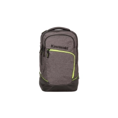 Kawasaki Ogio Ryggsekk Gr&aring; er en slitesterk og komfortabel ryggsekk med smart organisering og god oppbevaringsplass. Perfekt til jobb, skole, reise og hverdagsbruk, med ergonomiske skulderstropper og et stilrent design med Kawasaki-logo. En praktisk kvalitetssekk for aktive Kawasaki-entusiaster.