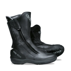 <strong>Daytona Road-Star GTX Large Lest</strong> er en prisvinnende premium MC-st&oslash;vel med ekstra bred passform (XL-lest) for maksimal komfort. St&oslash;velen er laget i vannavst&oslash;tende fullnarvet kuskinn og utstyrt med en vanntett og pustende <strong>GORE-TEX&reg;-membran</strong>. Med h&oslash;y sikkerhet, sklisikker gummis&aring;le og en passform som kan tilpasses ulike leggvidder, er Road-Star GTX det perfekte valget for touring og lange kj&oslash;returer i all slags v&aelig;r.