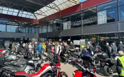 En gruppe MC-førere samlet foran Speed Motorcenter i Sandefjord