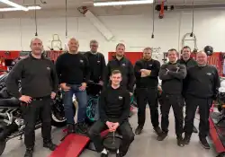 Mekanikere og selgere fra verkstedet og delelager på Speed Motorcenter i Sandefjord