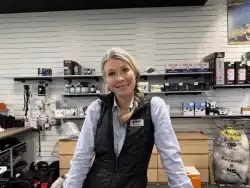 Selger Maria i butikken for MC-bekledning på Speed Motorcenter i Sandefjord