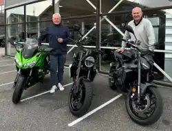 Thor og Terje fra Speed Motorcenter avbildet med MC fra Yamaha, Kawasaki og Husqvarna foran butikken i Sandefjord